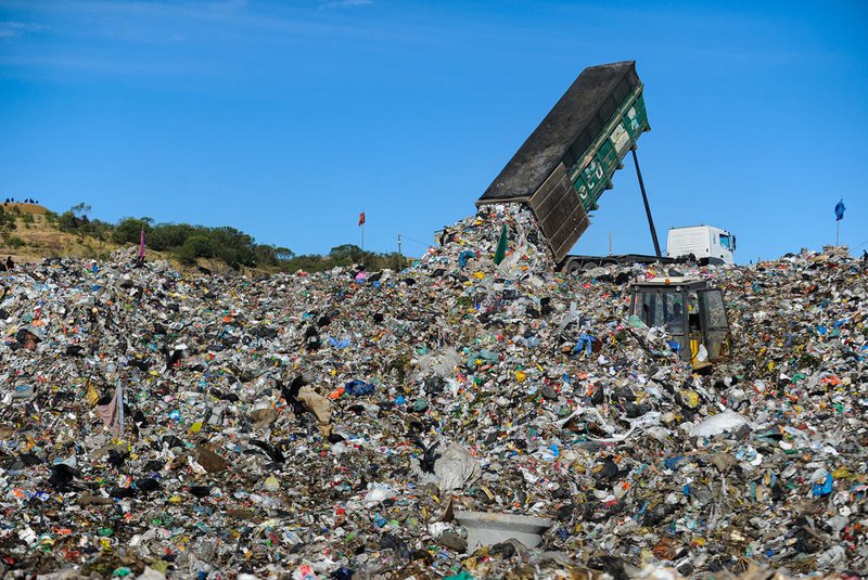 CAXIAS DO SUL, RS, BRASIL, 19/05/2023. Série de matérias "para onde vai o lixo": Com sistema defasado, Caxias debate alternativas para o futuro da coleta de resíduos. A reportagem foi até o Aterro Sanitário Rincão das Flores, no Apanhador para ver como é feito o processamento dos resíduos da cidade. (Bruno Todeschini/Agência RBS)Indexador: BTK<!-- NICAID(15437201) -->