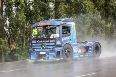 CAXIAS DO SUL, RS, BRASIL, 09/10/2024. Teste de velocidade máxima e a potência de frenagem de um caminhão da Copa Truck. (Neimar De Cesero/Agência RBS)Indexador: Neimar De Cesero<!-- NICAID(15887934) -->