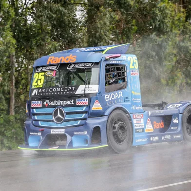 CAXIAS DO SUL, RS, BRASIL, 09/10/2024. Teste de velocidade máxima e a potência de frenagem de um caminhão da Copa Truck. (Neimar De Cesero/Agência RBS)Indexador: Neimar De Cesero<!-- NICAID(15887934) -->