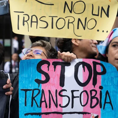 Members of LGBTQ+ groups protest in front of the Ministry of Health against a new government decree listing transsexualism as a "mental disorder" in Lima on May 17, 2024, during the International Day Against Homophobia, Biphobia, and Transphobia. The government on May 10 updated its list of insurable health conditions -- which since 2021 has offered benefits for mental health treatment -- to include services for transgender people. In the decree, the health ministry describes the condition as a "mental disorder" -- an obsolete term long officially abandoned by the World Health Organization. (Photo by Cris BOURONCLE / AFP)Editoria: SOILocal: LimaIndexador: CRIS BOURONCLESecao: social issues (general)Fonte: AFPFotógrafo: STF<!-- NICAID(15798312) -->