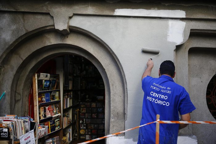 Segundo a Associação Representativa Cultural dos Comerciantes do Viaduto Otávio Rocha, estruturas de esgoto e eletricidade são problemáticas há anos, assim como infiltrações nas calçadas e a insegurança