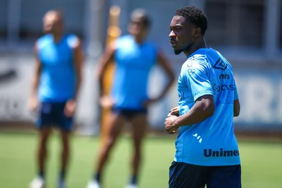 Francis Amuzu, novo reforço do Grêmio, treinando com os companheiros de time<!-- NICAID(15972975) -->