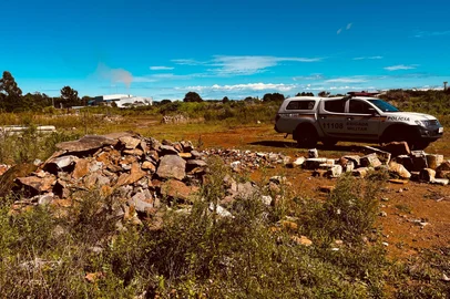 Polícia flagra resíduos irregulares e drenagem em banhado em área cedida pela prefeitura de São Francisco de Paula para empresa<!-- NICAID(16236596) -->