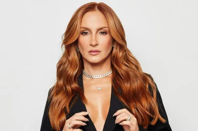 Claudia Leitte, 41 anos, pintou o cabelo de ruivo. A mudança faz parte da comemoração dos 20 anos de carreira.<!-- NICAID(15019106) -->