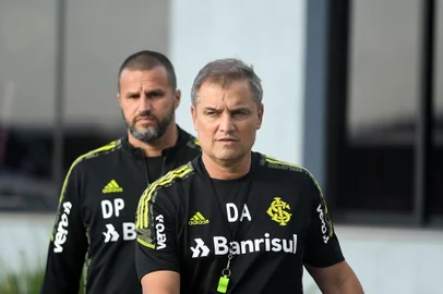 Diego Aguirre, técnico do Inter, e atrás Daniel Pavan, treinador de goleiros do clube colorado