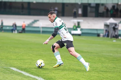 Bruno Gomes, volante emprestado pelo Inter ao Coritiba<!-- NICAID(15232572) -->