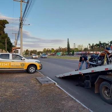 Policiais militares do Grupo Rodoviário de Santa Maria recolheram, na tarde deste domingo (9), uma motocicleta com mais de R$ 34 mil em débitos. A dívida total, porém, pode chegar a R$ 176 mil.Uma equipe empregava o radar no km 1 da RS-509, em Santa Maria, quando um motociclista, ao avistar a viatura, parou e retornou pela contramão. Os policiais abordaram o condutor e verificaram que ele não era habilitado e que a motocicleta estava com o licenciamento anual vencido. <!-- NICAID(15231213) -->