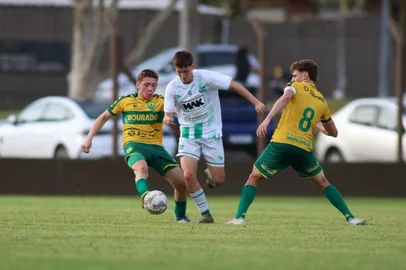 Cuiabá x Juventude na estreia da 5ª Copa Gramado Laghetto de Futebol Sub-16. Competição acontece de 17 a 24 de setembro, em Gramado.<!-- NICAID(16128861) -->