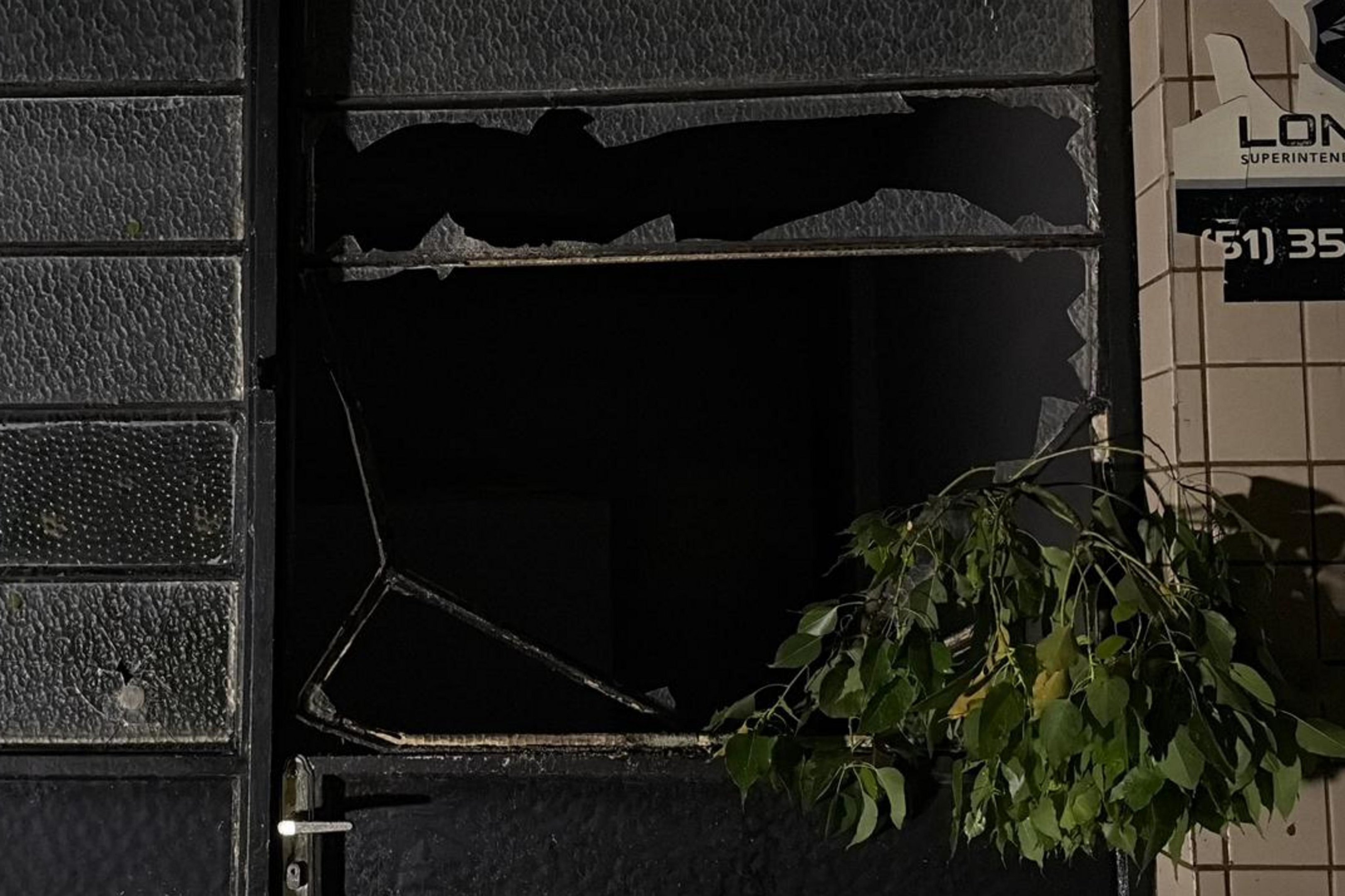 &Aacute;rvore cai sobre pr&eacute;dio na zona sul de Porto Alegre e deixa moradores sem luz