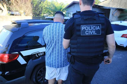 PORTO ALEGRE, RS, BRASIL, 12-02-2026: Operação Punctum Finale. Polícia cumpre 22 mandados de prisão contra facção envolvida em homicídios e que usava comércios para lavagem do dinheiro. Foto: Ronaldo Bernardi/Agência RBS<!-- NICAID(16223674) -->