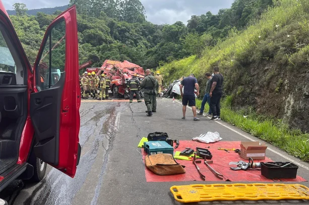 Cinco pessoas morrem e uma fica ferida em acidente entre viatura de  bombeiros e carro na Rota do Sol | Pioneiro