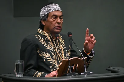 Brazilian Indigenous leader, environmentalist and writer Ailton Krenak speaks during his swearing-in ceremony as an "immortal" member of the Brazilian Academy of Letters (ABL) in Rio de Janeiro, Brazil, on April 05, 2024. (Photo by MAURO PIMENTEL / AFP)Editoria: ACELocal: Rio de JaneiroIndexador: MAURO PIMENTELSecao: literatureFonte: AFPFotógrafo: STF<!-- NICAID(16170950) -->