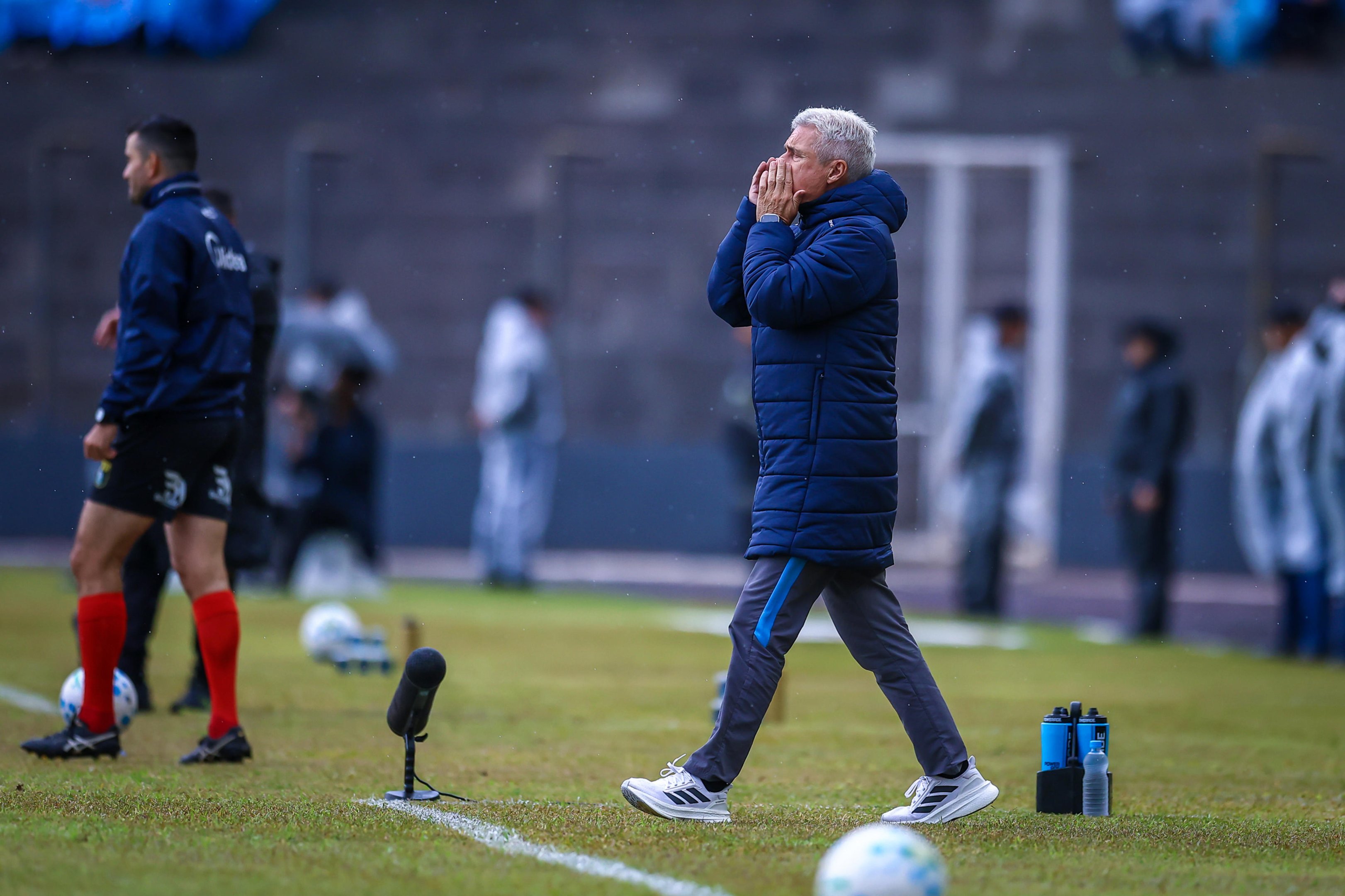 Luís Castro expõe preocupação com desempenho do Grêmio em amistosos
