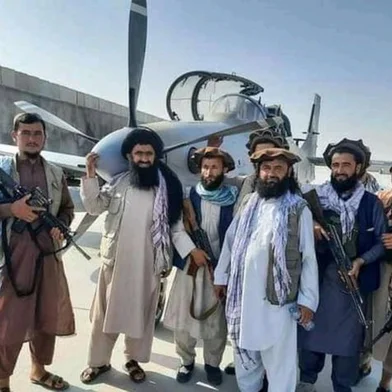 Reprodução do twitter de Joseph Depsey com talibãs à frente de avião Super Tucano de fabricação brasileira<!-- NICAID(14864502) -->