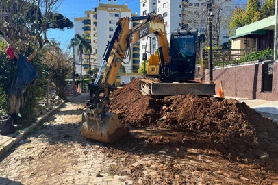 Obras de ampliação de sistemas de esgoto devem impactar o fluxo de veículos em cinco bairros de Caxias nesta semana. Na foto, serviço sendo executado no Madureira.<!-- NICAID(16124278) -->