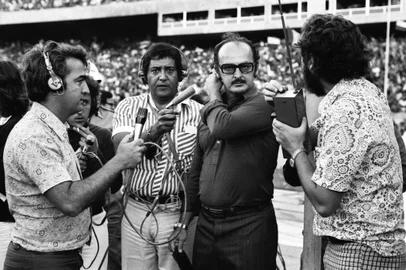 Inter Campeão Brasileiro de 1975.No dia 14 de dezembro de 75, o Inter tornou-se campeão brasileiro ao vencer o Cruzeiro com um gol de Figueroa.Campeonato Brasileiro de 1975Estádio Beira-Rio - Inter 1 X 0 Cruzeiro #Envelope: 111683*OBS CDI: fotógrafo identificado como "Carloss" no envelope original de negativos.<!-- NICAID(11870607) -->