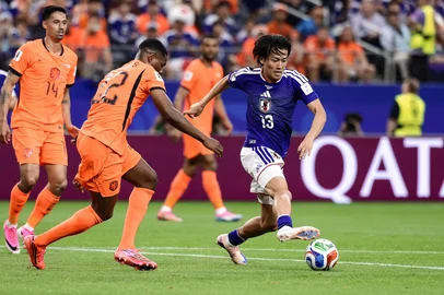 Japan's midfielder #13 Keito Nakamura (R) fights for the ball with Netherlands' defender #22 Denzel Dumfries  during the 2026 World Cup Group F football match between the Netherlands and Japan at the Dallas Stadium in Arlington on June 14, 2026.  (Photo by Aric Becker / AFP)<!-- NICAID(16306130) -->