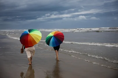 CAPÃO DA CANOA, RS, BRASIL - 2024.12.25 - Feriado de natal começa com chuva e tempo nublado em Capão da Canoa. (Foto: André Ávila/ Agência RBS)Na foto Carmen Gómez e Liliana Mabel TrocheIndexador: Andre Avila<!-- NICAID(15942105) -->