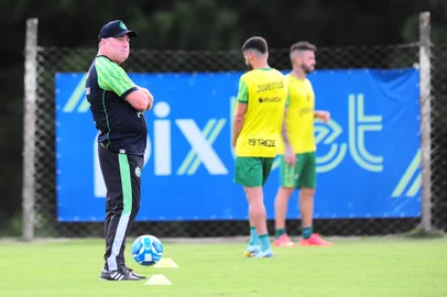 CAXIAS DO SUL, RS, BRASIL, 15/03/2023. Treino do Juventude no retorno do técnico Pintado ao comando do time. O Ju está se preparando para a série B do Campeonato Brasileiro 2023. Na foto, técnico Pintado. (Porthus Junior/Agência RBS)Indexador:                                 <!-- NICAID(15376341) -->