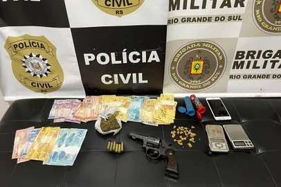 Duas pessoas são presas por tráfico de drogas em Passo Fundo<!-- NICAID(15379208) -->