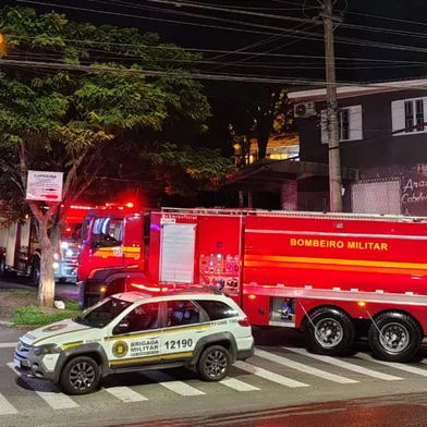 15 de abril de 2025Incêndio destrói casa na zona leste de Porto Alegre. Fogo teria sido causado por vela. <!-- NICAID(16017284) -->