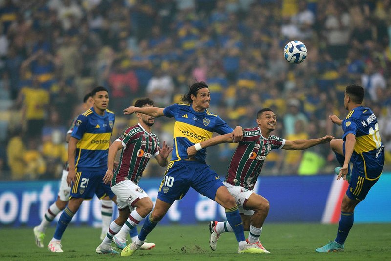 Boca Juniors' Uruguayan forward Edinson Cavani (C) and Fluminense's midfielder Andre Trindade (2-R) fight for the ball during the Copa Libertadores final football match between Brazil's Fluminense and Argentina's Boca Juniors at Maracana Stadium in Rio de Janeiro, Brazil, on November 4, 2023. (Photo by CARL DE SOUZA / AFP)Editoria: SPOLocal: Rio de JaneiroIndexador: CARL DE SOUZASecao: soccerFonte: AFPFotógrafo: STF<!-- NICAID(15588192) -->