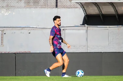 Zagueiro Lucas Cunha no último treino do Caxias antes de encarar o Flu no Estádio Centenário.<!-- NICAID(15988696) -->