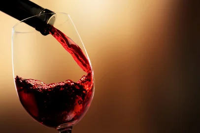 Vinho tinto.  Foto: BillionPhotos.com  / stock.adobe.comFonte: 311414569<!-- NICAID(15253383) -->