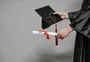 Renda média dobra após curso superior, e maioria dos graduados atua na área de formação