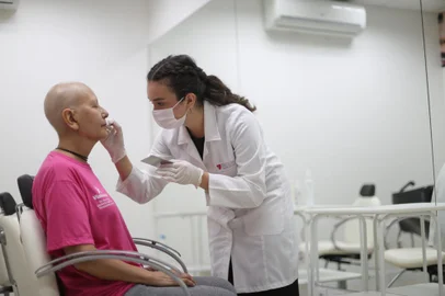 Porto Alegre, RS, BrasilCurso da Fadergs foca no conceito de oncoimagem e visa recuperar autoestima de pacientes com câncer.na foto: Isabel Pires (e) e Moira Damian (d)<!-- NICAID(15901027) -->