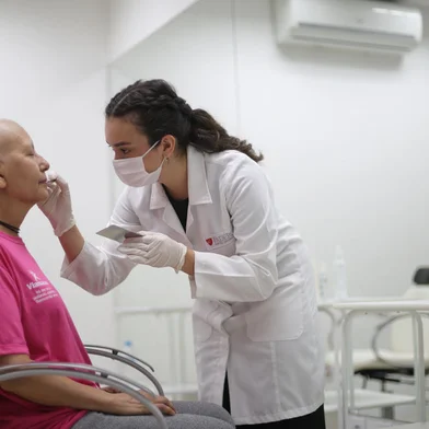 Porto Alegre, RS, BrasilCurso da Fadergs foca no conceito de oncoimagem e visa recuperar autoestima de pacientes com câncer.na foto: Isabel Pires (e) e Moira Damian (d)<!-- NICAID(15901027) -->