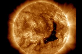 Enorme buraco escuro se abriu na superfície do Sol e está liberando correntes de radiação mais fortes, conhecidas como ventos solares, atingindo diretamente a Terra.Foto: SDO/Nasa<!-- NICAID(15618554) -->