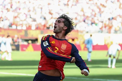 FRANCK FIFE / AFP Spain's forward #07 Ferran Torres celebrates scoring his team's first goal during the 2026 World Cup football tournament final match between Spain and Argentina at the New York/New Jersey Stadium in East Rutherford on July 19, 2026. (Photo by FRANCK FIFE / AFP)Editoria: SPOLocal: East RutherfordIndexador: FRANCK FIFESecao: soccerFonte: AFPFotógrafo: STF<!-- NICAID(16329879) -->