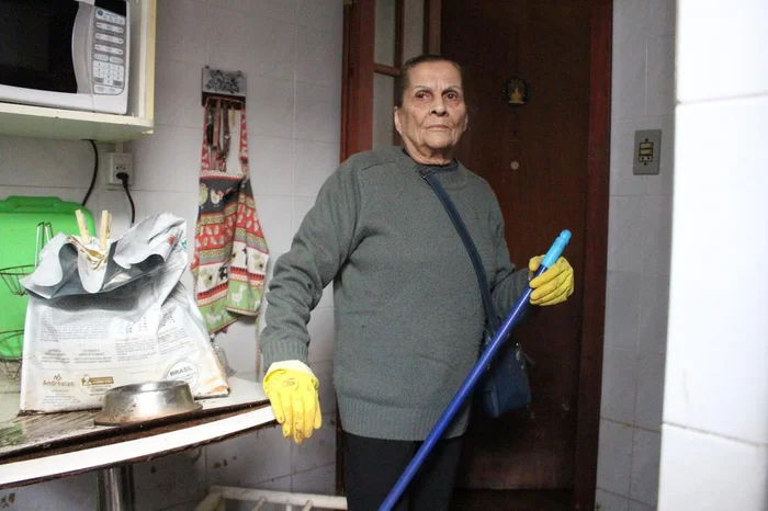 Ester de Almeida Costa limpava a casa no Menino Deus durante a manhã.