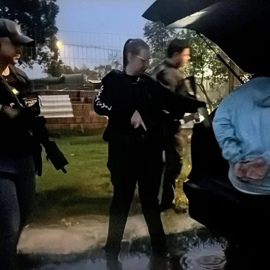 A Polícia Civil prendeu na manhã desta quinta-feira (4) um homem, de 29 anos, apontado como responsável pelo assassinato da ex-companheira e do pai dela, em janeiro desse ano, no bairro São José, em Porto Alegre. O suspeito estava foragido desde o dia do crime e foi encontrado em uma casa aqui na Capital. O bairro exato não foi informado pela Polícia.<!-- NICAID(16116712) -->