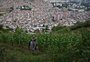 Sem dinheiro, venezuelanos cultivam hortas em casa para conseguirem se alimentar