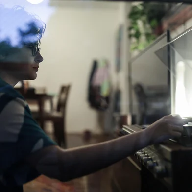 PORTO ALEGRE, RS, BRASIL, 10-10-2025:  Uma pesquisa mostrou que jovens nascidos de 1997 até 2012 têm interesse em uma era pré-digital, mesmo que não tenham a vivido. Paola De Bettio , 25 anos, "herdou" do pai diversos CDs. Pelo menos desde os 15 anos, ela também gosta de câmeras analógicas. Tem vinis e livros físicos e gosta de escrever a mão e desenhar. Ela diz que esse interesse por uma estética mais antiga a faz se aproximar mais do pai, já falecido. Foto: Renan Mattos / Agência RBS<!-- NICAID(16143884) -->