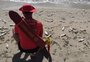 Milhares de peixes mortos aparecem na beira da praia do Laranjal, em Pelotas