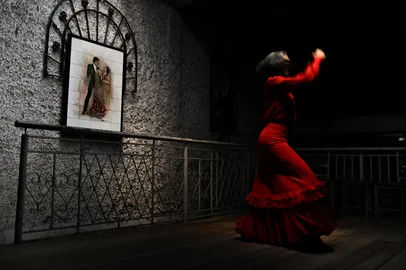 PORTO ALEGRE, RS, BRASIL, 22-01-2026: Restaurante e escola de dança da Capital, Tablado Andaluz, completa 35 anos. Atuando como um centro de formação e pesquisa da Arte Flamenca. Atualmente, o espaço que funciona na Cidade Baixa recebe apresentações artísticas, culturais e gastronomicas. Na foto, uma das fundadoras do espaço, Andréa Franco. Foto: Renan Mattos / Agência RBS<!-- NICAID(16209685) -->