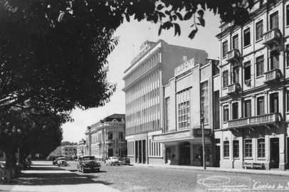 Antiga rede hoteleira de Caxias do Sul em períodos de Festa da Uva, entre os anos 1950 e 1980. Na foto, o Hotel Menegotto (à direita), na Rua Marquês do Herval, junto ao Cine Guarany, ao prédio do Banrisul e ao Clube Juvenil (ao fundo). <!-- NICAID(15642572) -->