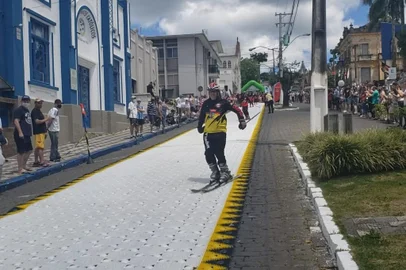 Inaugurada pista itinerante de esqui de Garibaldi neste domingo (31)<!-- NICAID(14929242) -->