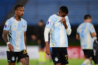 Gremio's defender #38 Caio Paulista and forward #77 Andre Henrique react after losing the Copa Sudamericana group stage football match between Uruguay's Montevideo City Torque and Brazil's Gremio at the Centenario stadium in Montevideo on April 8, 2026. (Photo by Dante FERNANDEZ / AFP)Editoria: SPOLocal: MontevideoIndexador: DANTE FERNANDEZSecao: soccerFonte: AFPFotógrafo: STR<!-- NICAID(16261876) -->