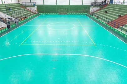 O Ginásio Municipal Lourenço Golin, em Antônio Prado, será palco de um jogo beneficente neste sábado (3). Os alunos das categorias sub-14 e sub-15 da SER Antônio Prado vão enfrentar a seleção sul-brasileira de futsal de nanismo. Na preliminar, a partir das 14h, ocorrerá uma partida entre as Apaes de Antônio Prado e Vacaria.<!-- NICAID(15830100) -->