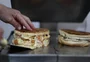 Vídeos de review nas redes sociais viram novo guia gastronômico de Porto Alegre: "A gente nunca mais fez panfleto"