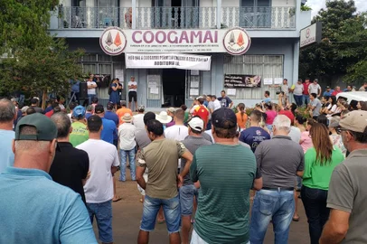 Há 9 meses sem trabalhar, garimpeiros de Ametista do Sul protestam por liberação de minas<!-- NICAID(15726309) -->