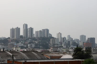 CAXIAS DO SUL, RS, BRASIL, 10/09/2024. Fumaça das queimadas encobre o céu em parte do Brasil. Mesmo com tempo ensolarado em alguns regiões, dias estão cinzentos e com aspecto de nublado. (Bruno Todeschini/Agência RBS)Indexador: Bruno Todeschini<!-- NICAID(15862172) -->