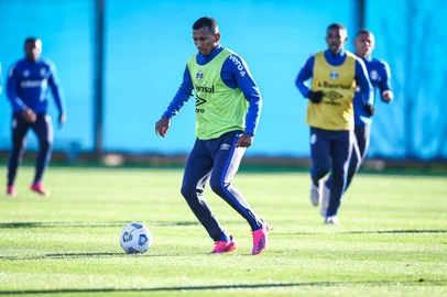 RS - FUTEBOL/TREINO GREMIO - ESPORTES - Jogadores do Gremio realizam treino durante a tarde desta segunda-feira, na preparação para o Campeonato Brasileiro 2021. FOTO: LUCAS UEBEL/GREMIO FBPANa foto: atacante Léu Chú