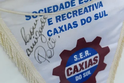 CAXIAS DO SUL, RS, BRASIL, 30/12/2022. Jorge Luiz Roth, 67 anos, é funcionário do SER Caxias. Entre as memórias que o clube guarda, está uma flâmula autografada por Pelé, em uma de suas passagens pela cidade. (Bruno Todeschini/Agência RBS)Indexador: BTK<!-- NICAID(15308640) -->