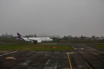 CAXIAS DO SUL, RS, BRASIL, 23/05/2024. Ambiental Aeroporto Hugo Cantergiani, na manhã desta quinta-feira (23), aeroporto fechou por causa da neblina. (Neimar De Cesero/Agência RBS)<!-- NICAID(15771327) -->