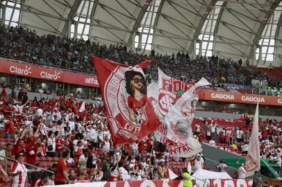 PORTO ALEGRE, RS, BRASIL - 21-09-2025: Pré jogo, Grenal 448. Torcida do inter começa a chegar no Beira Rio, para o Grenal 448, válido pela 24ª rodada do Brasileirão. Foto: André Ávila/Agência RBS<!-- NICAID(16129699) -->